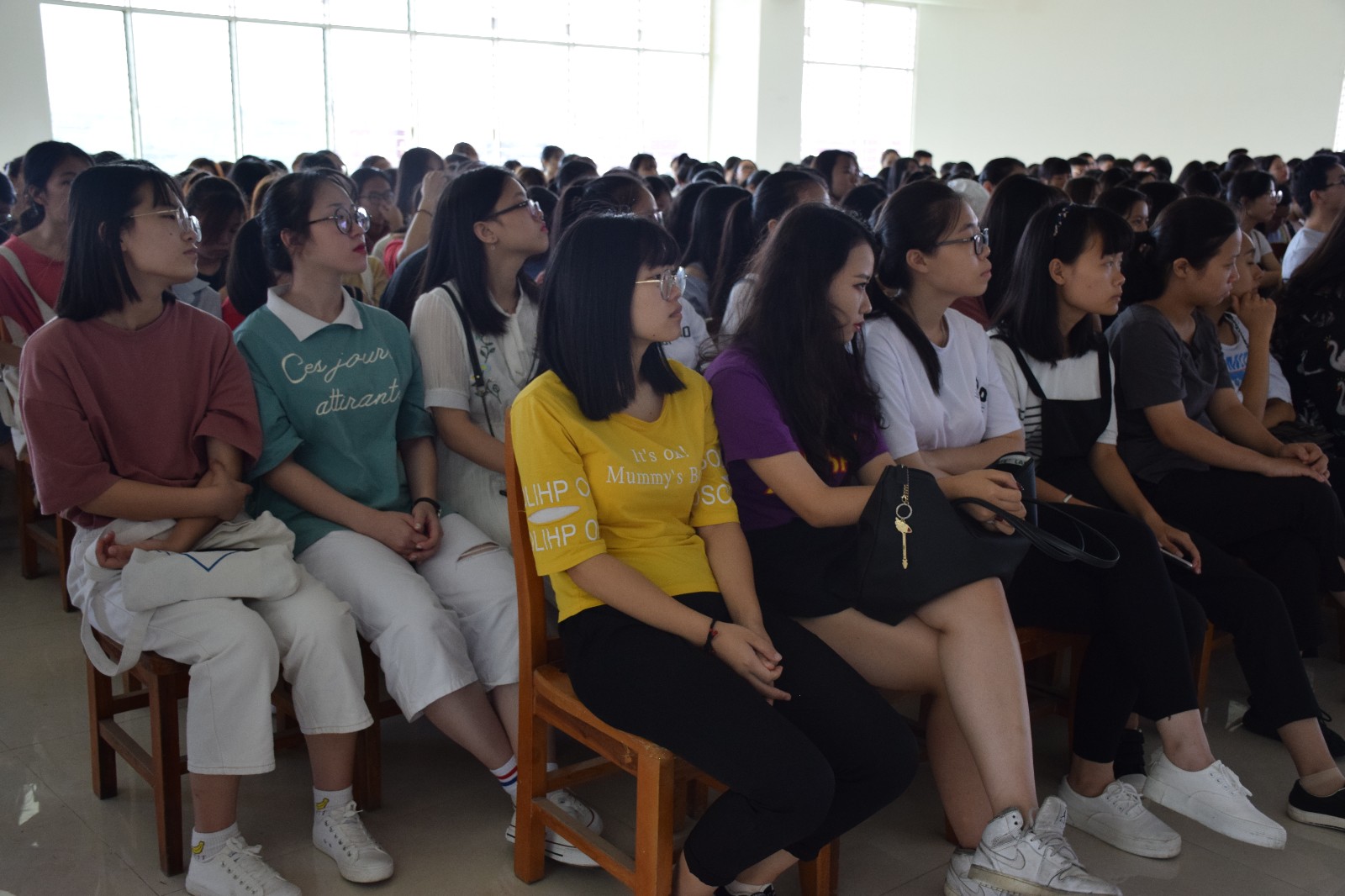 学生认真听讲.JPG 学生认真听讲.JPG