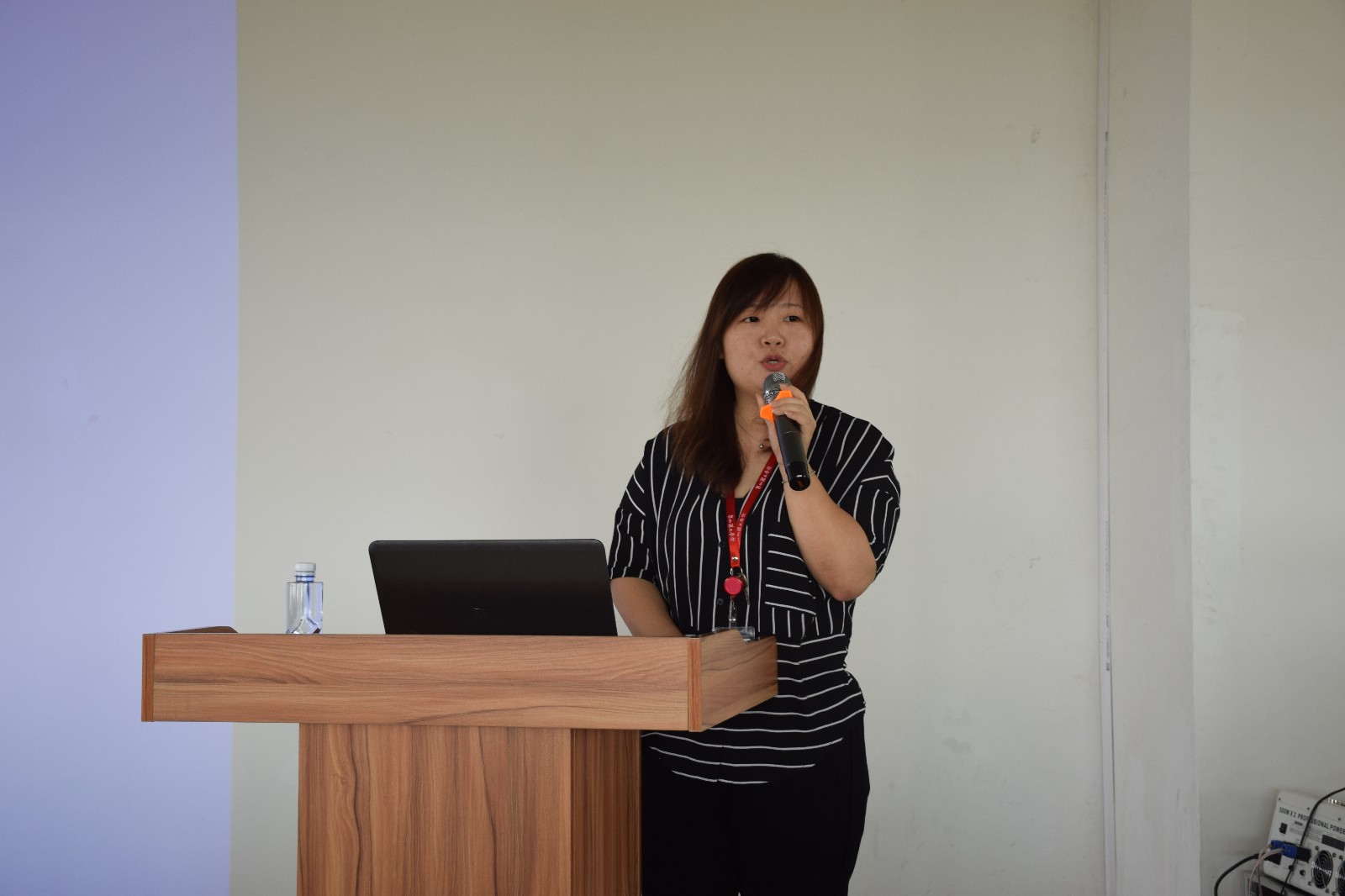 吴燕红书记主持.JPG 吴燕红书记主持.JPG